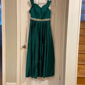 Long green chic dress off-the shoulder, size 6, no brand. Never used.